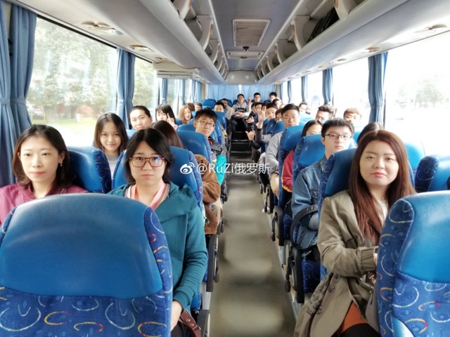 组织之前抵达的孩子们春游