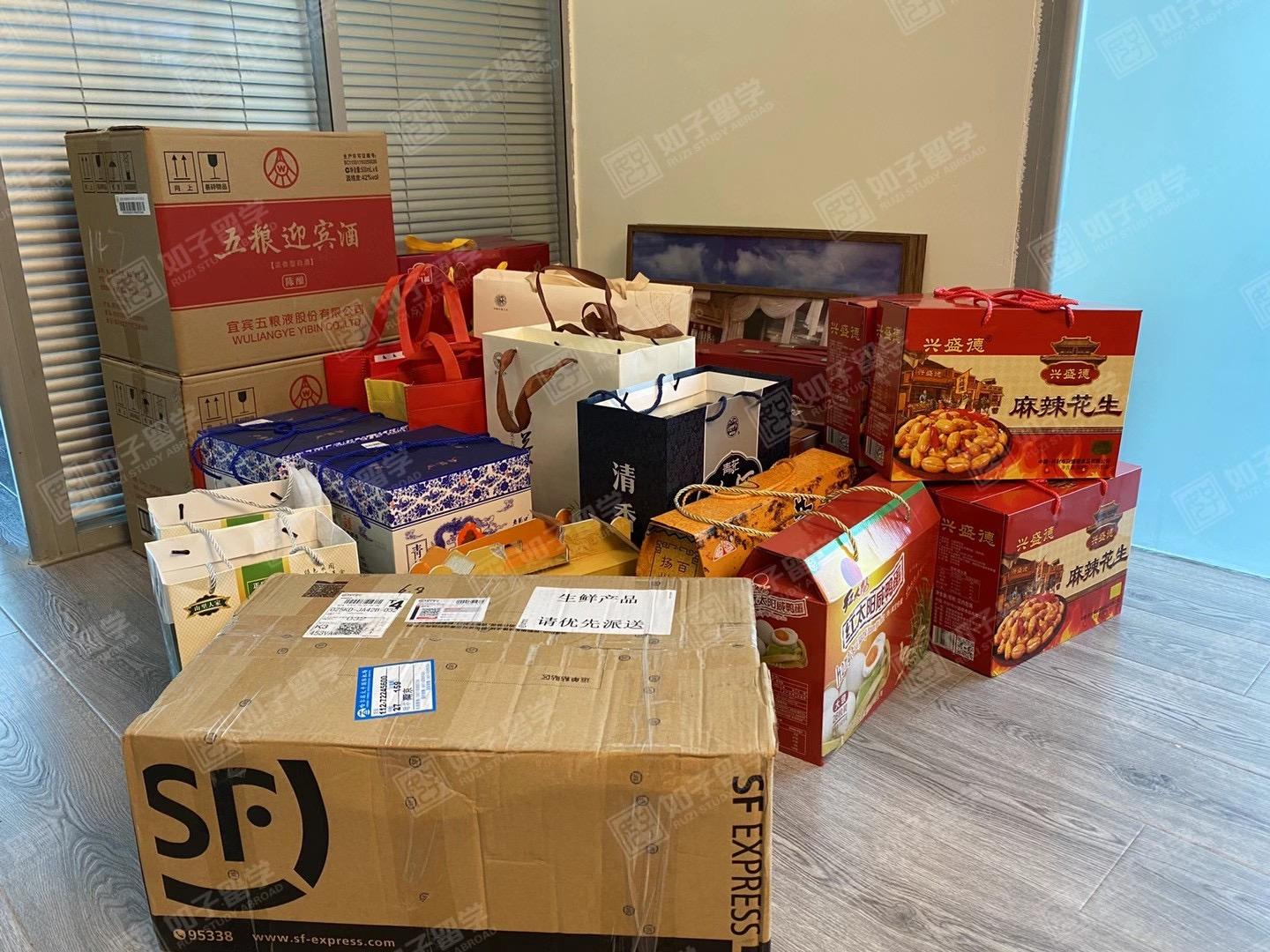 家长和孩子们往办公室邮寄的特产