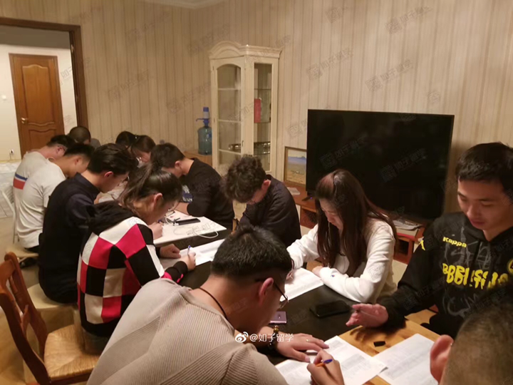 突击检查俄罗斯留学同学们的单词听写