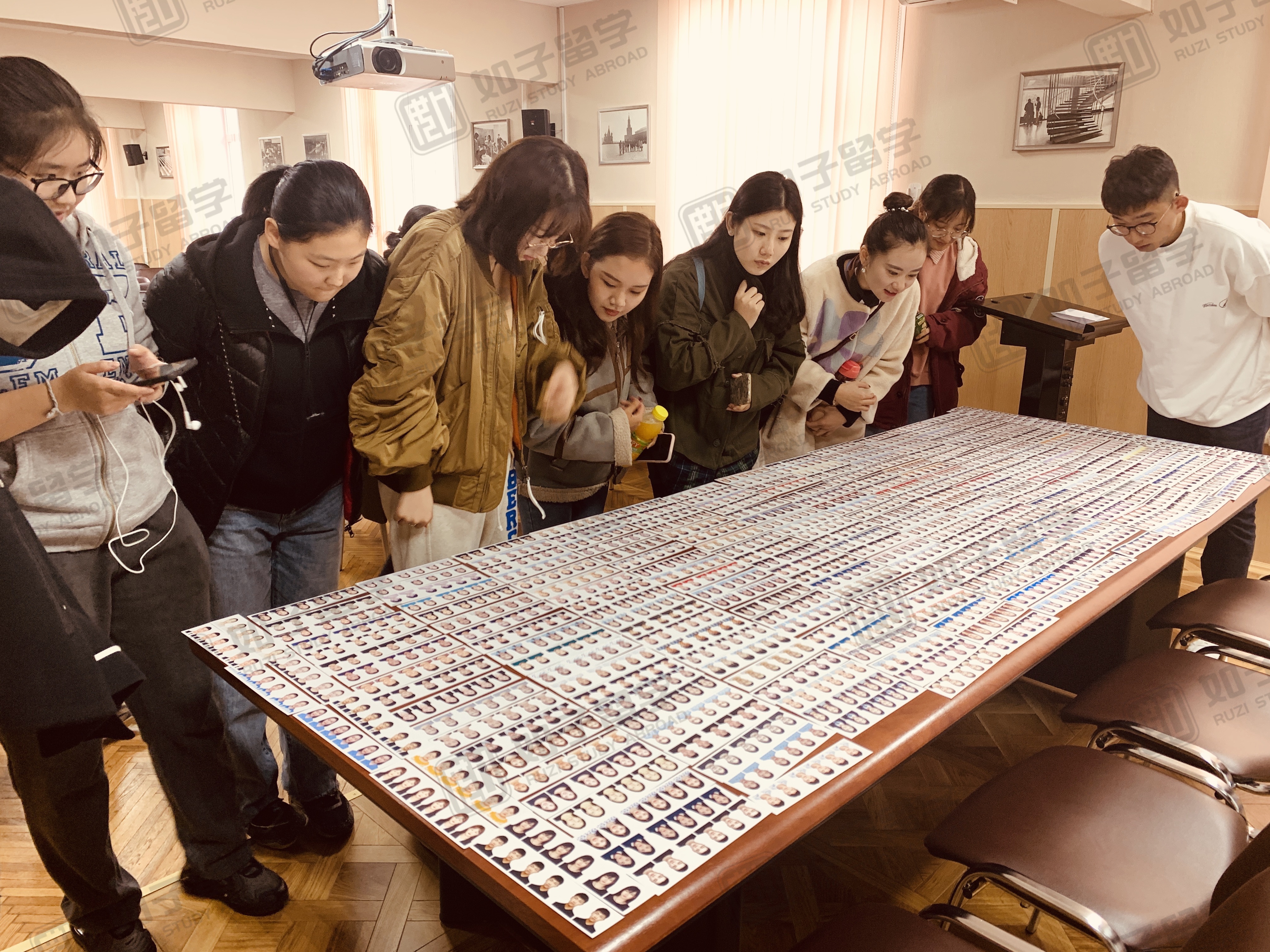 为什么让孩子们准备电子版照片呢？