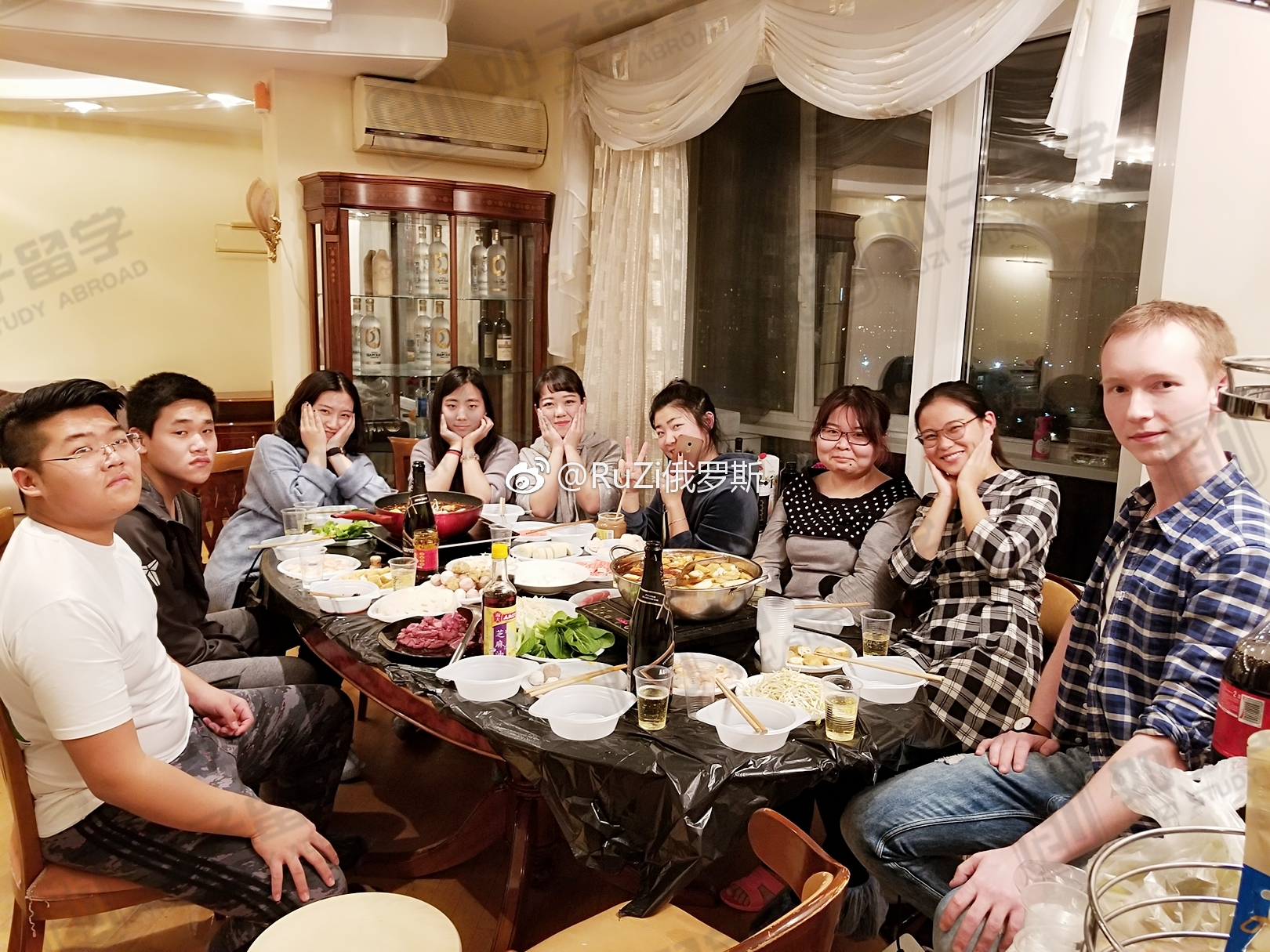 俄罗斯留学不止办手续，我们带学生聚餐交友